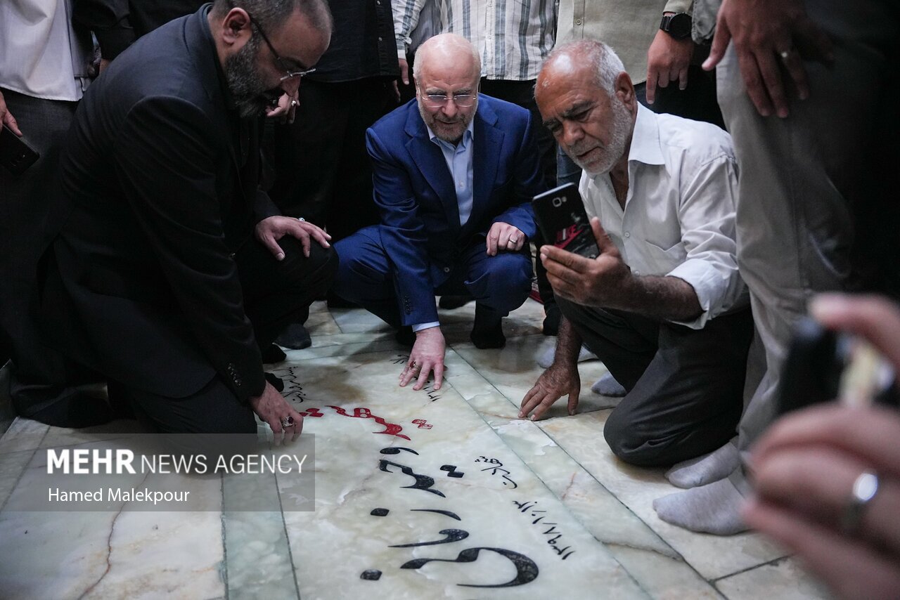 عکس| سلفی با قالیباف هنگام فاتحه خواندن