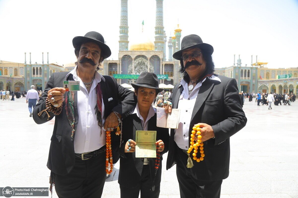 عکس| رأی دادن در انتخابات با کلاه مخملی