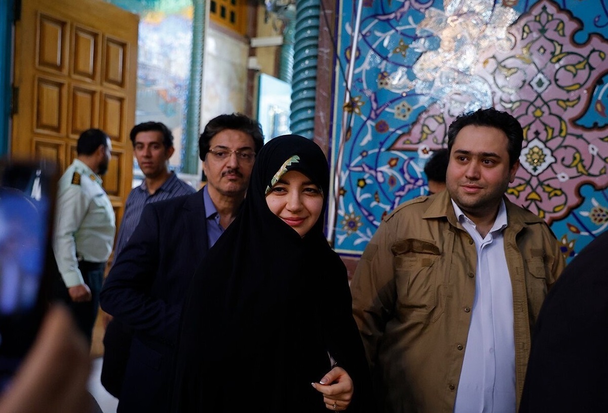 عکس| قابی از دختر حسن روحانی و همسرش در حسینه ارشاد