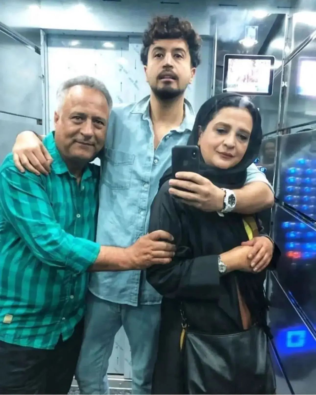 عکس| بازیگر جذابِ سریال پوست شیر در یک قاب خانوادگی