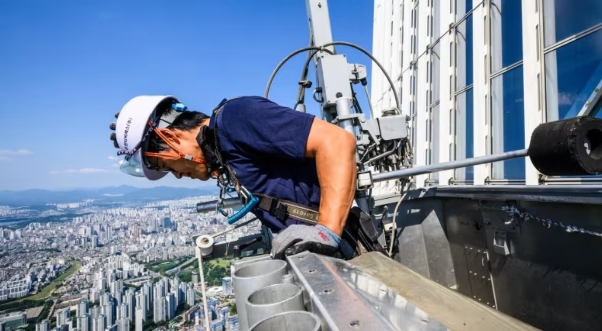 فیلم| داستان شیشه پاک‌ کن بلندترین آسمان‌خراش سئول