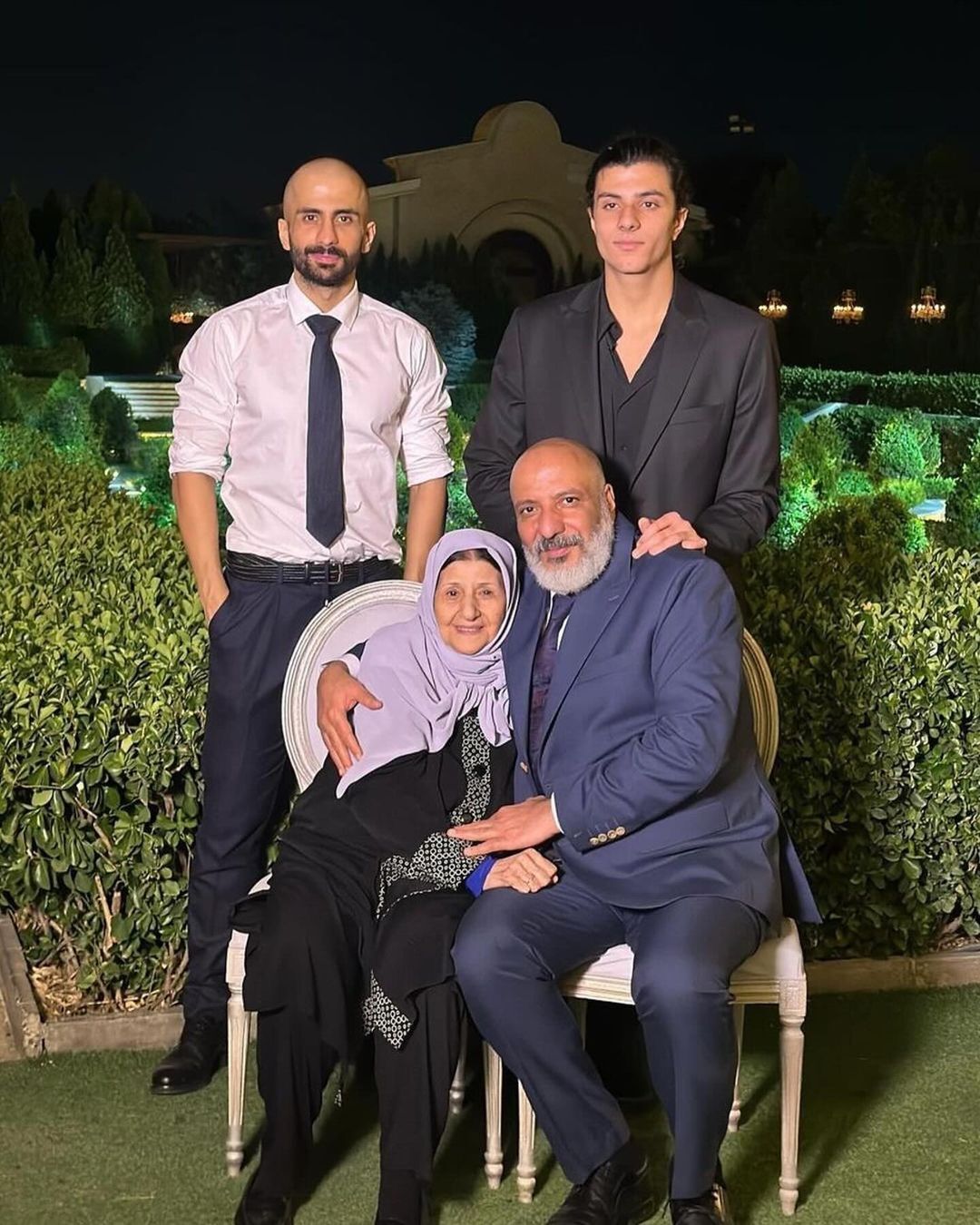 عکس| دورهمی خانوادگی آقای بازیگر در یک مهمانی شیک
