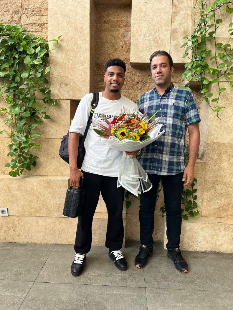 عکس| خرید خارجی پرسپولیس در تهران؛ ایوب العملود مورد استقبال نماینده باشگاه قرار گرفت عکس| خرید خارجی پرسپولیس در تهران؛ ایوب العملود مورد استقبال نماینده باشگاه قرار گرفت