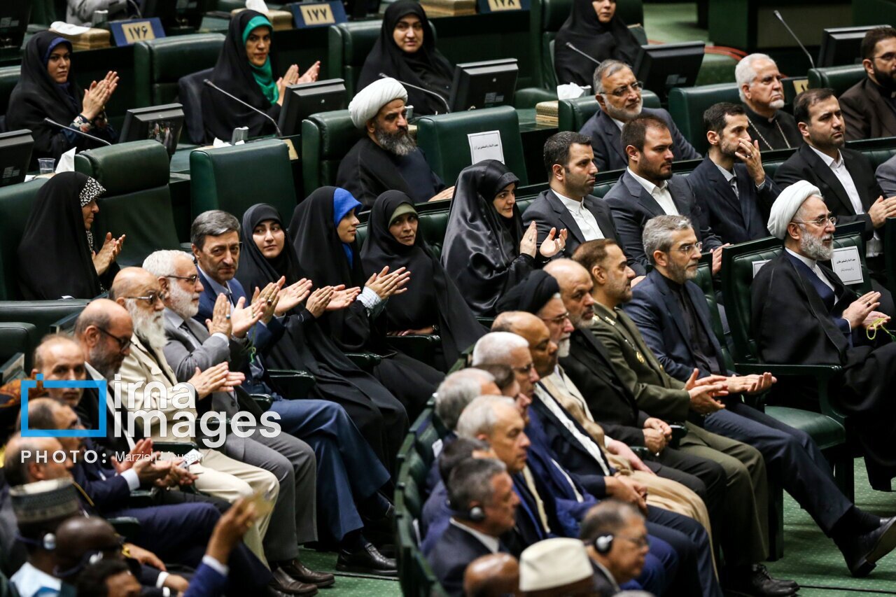 عکس| تشویق پزشکیان از سوی دختران سردار سلیمانی و قالیباف