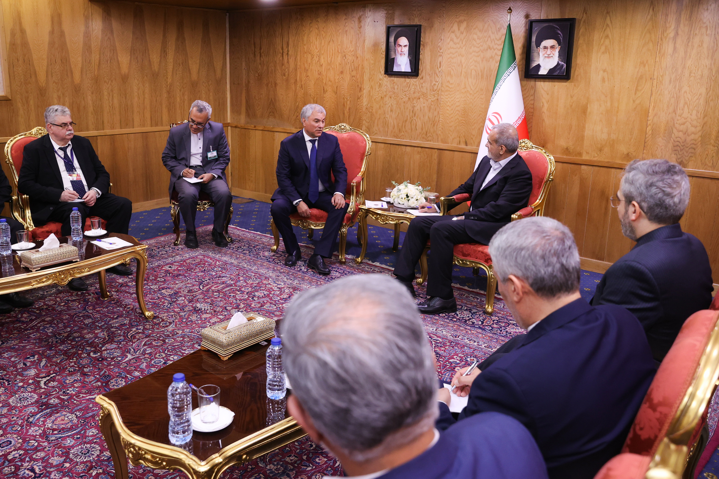 در دیدار رئیس دومای روسیه با پزشکیان چه گذشت؟ + عکس در دیدار رئیس دومای روسیه با پزشکیان چه گذشت؟ + عکس