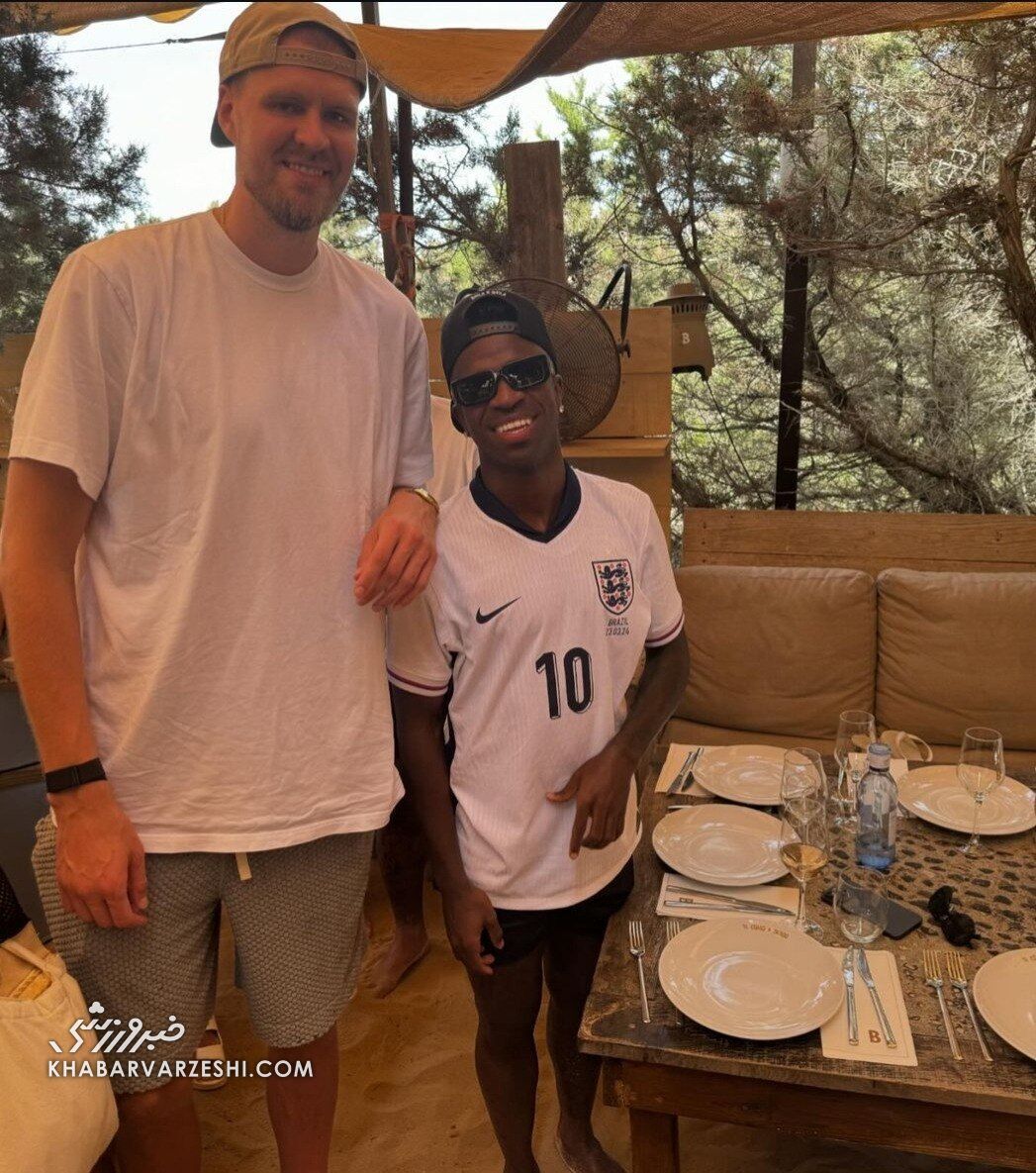 عکس| لباس تیم ملی انگلیس بر تن وینیسیوس جونیور عکس| لباس تیم ملی انگلیس بر تن وینیسیوس جونیور