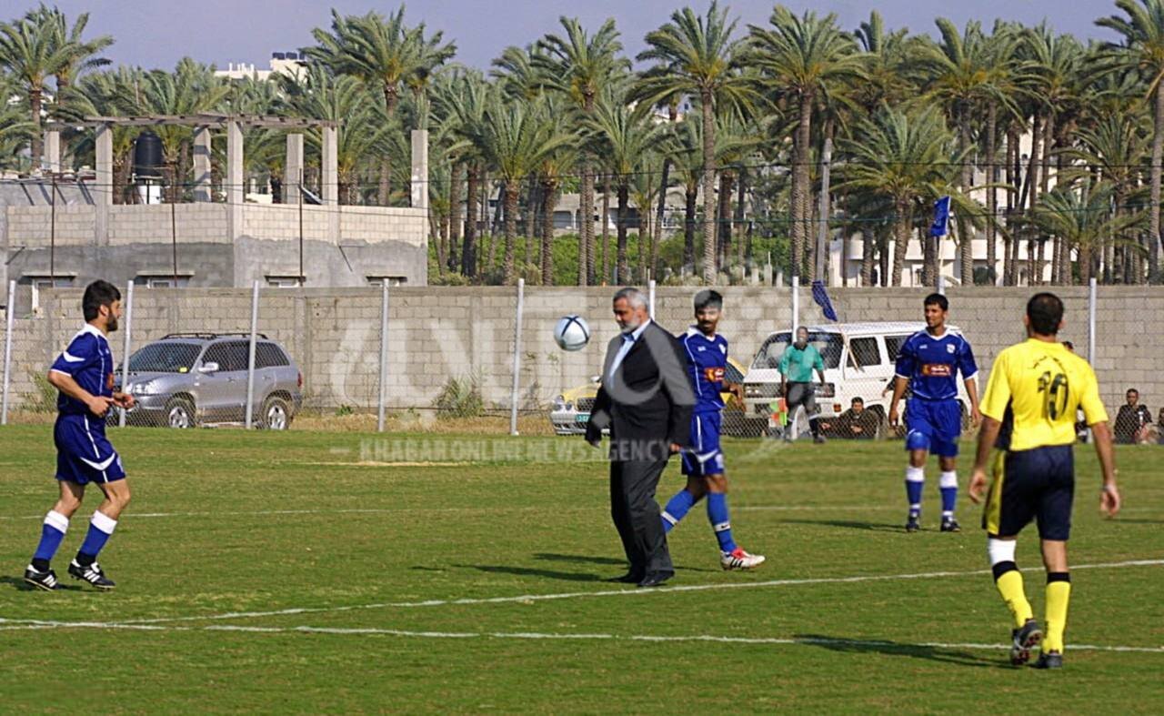 عکس| صحنه‌ای تاریخی اسماعیل هنیه در حال روپایی زدن در زمین فوتبال