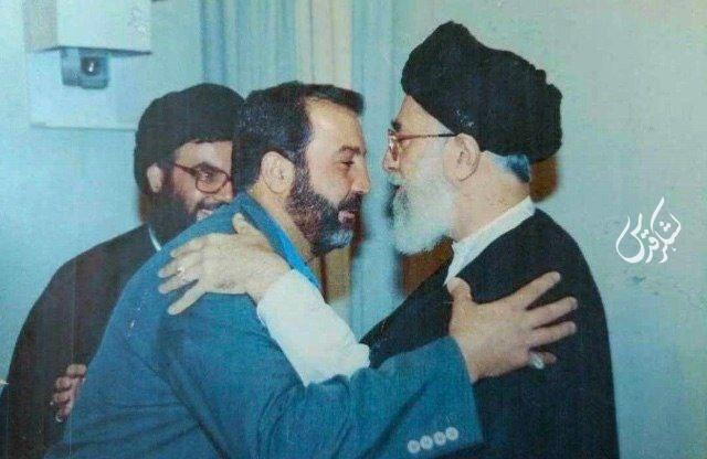 عکس کمتر دیدهشده فواد شکر در آغوش رهبر انقلاب عکس کمتر دیدهشده فواد شکر در آغوش رهبر انقلاب