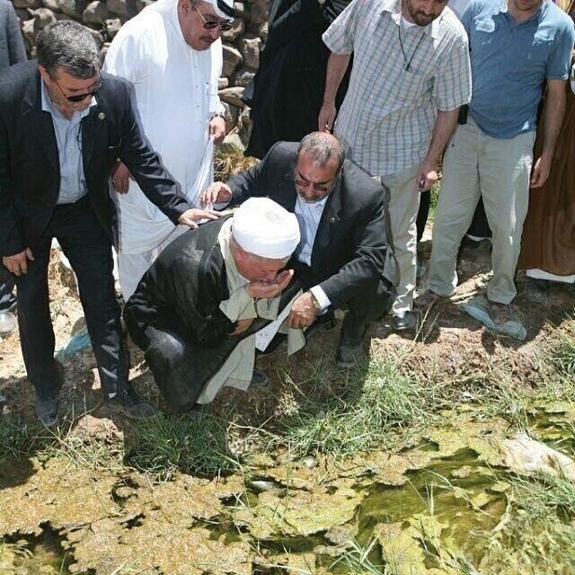 عکس| آب نوشیدن هاشمی رفسنجانی از چشمه باغ حضرت فاطمه