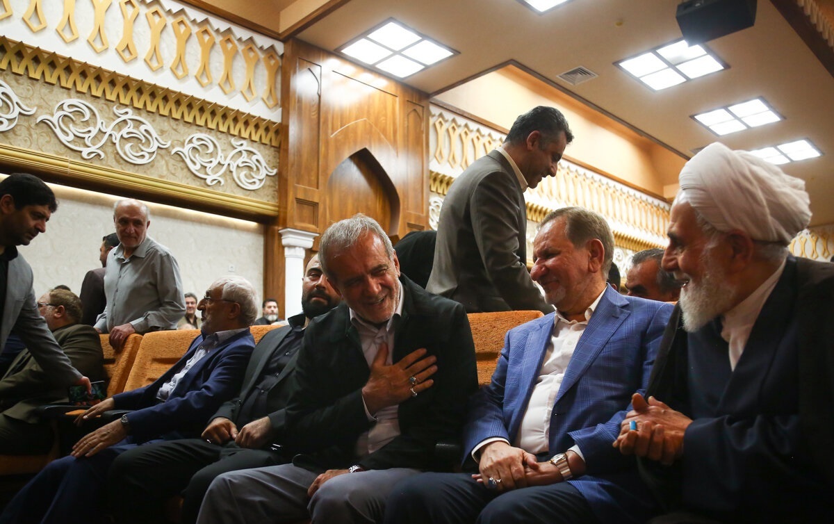 عکسی متفاوت از ابراز ارادت مسعود پزشکیان به ناطق نوری عکسی متفاوت از ابراز ارادت مسعود پزشکیان به ناطق نوری