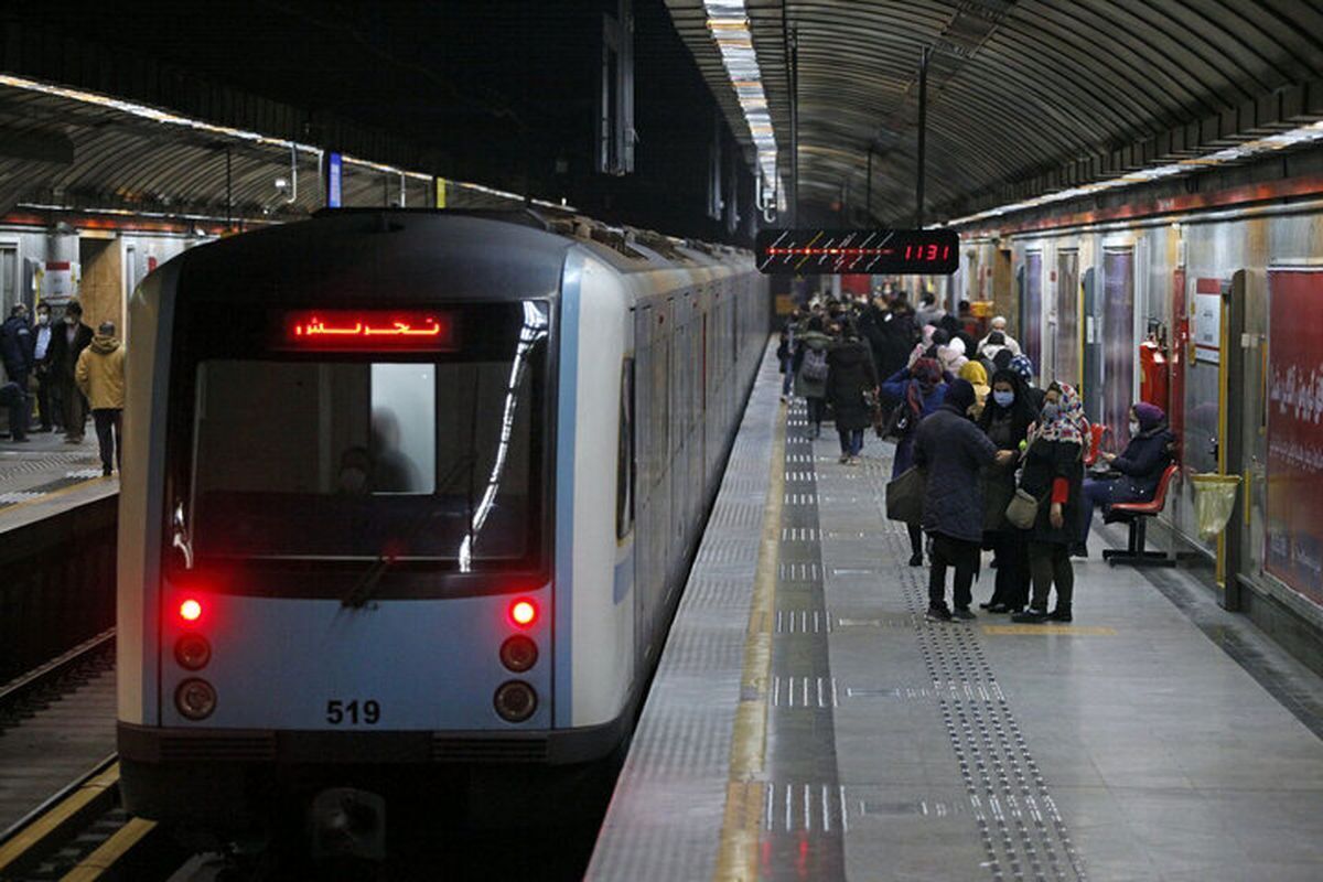 عکس| گاف جدید مسئولان مترو؛ «مورسکو» در متروی تهران آفتابی شد!