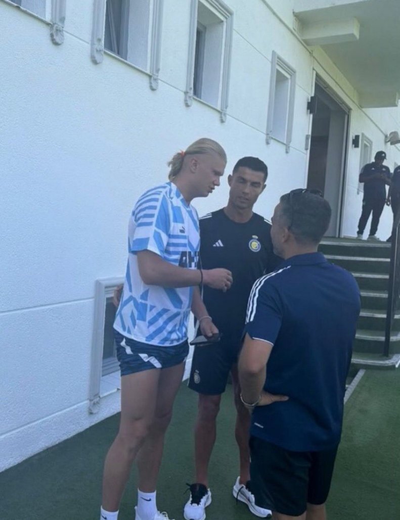 عکس| دیدار غیرمنتظره ۲ ماشین گلزنی؛ ملاقات رونالدو و هالند عکس| دیدار غیرمنتظره ۲ ماشین گلزنی؛ ملاقات رونالدو و هالند