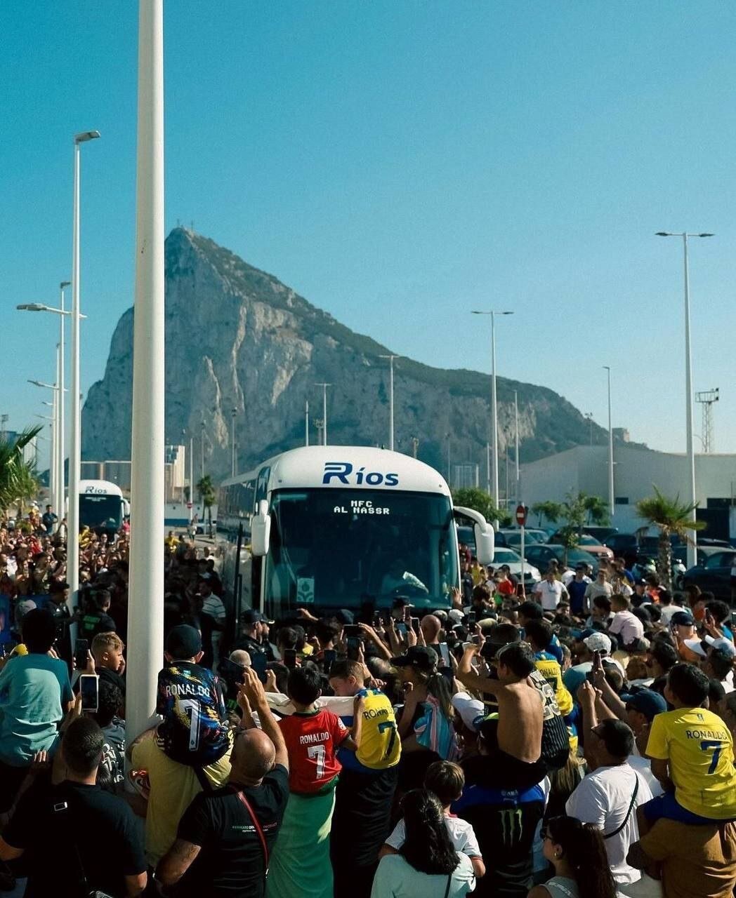 عکس| تکرار رفتار هواداران ایرانی در اسپانیا؛ همه به دنبال اتوبوس رونالدو عکس| تکرار رفتار هواداران ایرانی در اسپانیا؛ همه به دنبال اتوبوس رونالدو