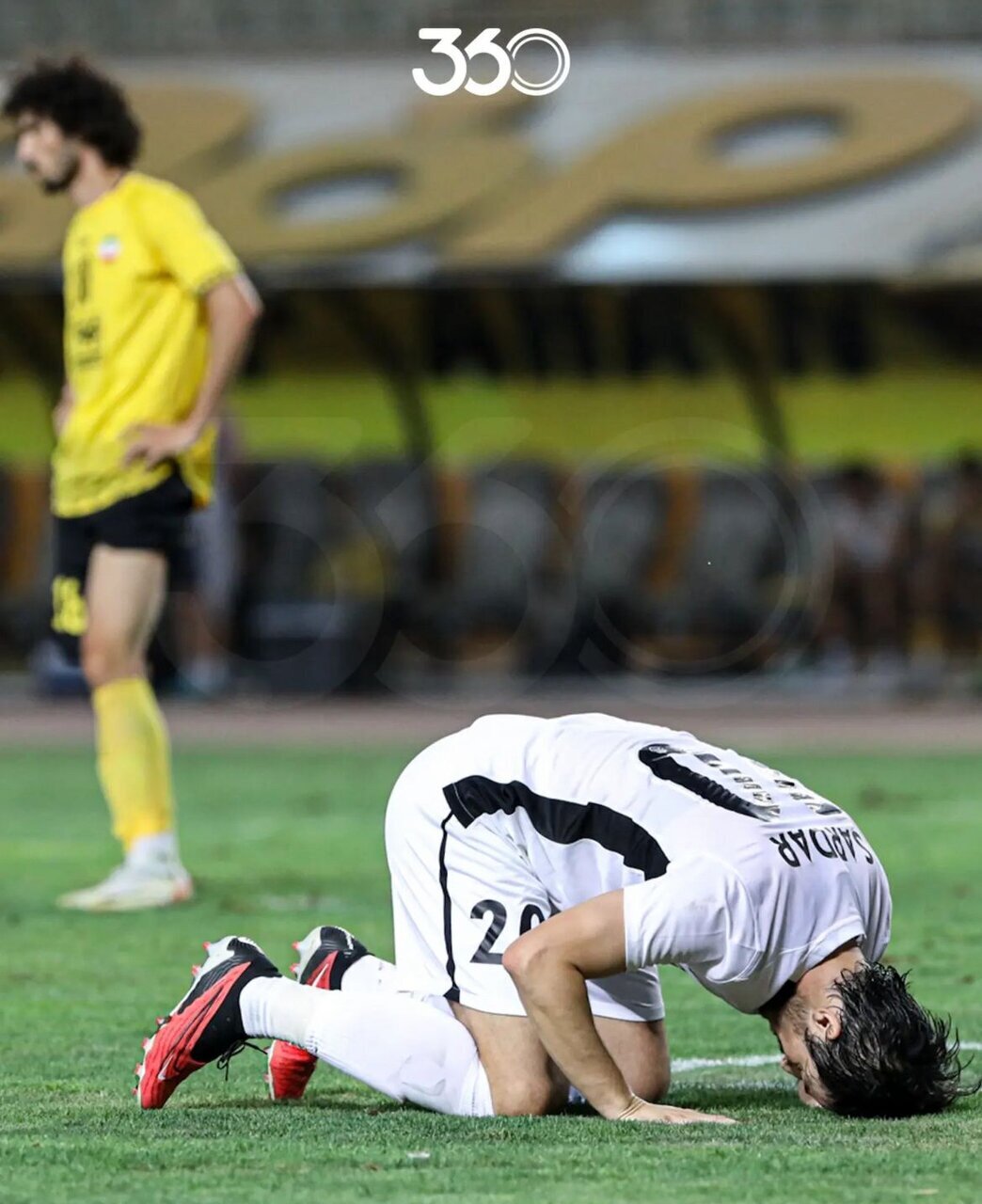 عکس| شاهکار در ۷۷ ثانیه بعد از ورود به زمین؛ سجده شکر سردار آزمون در نقش جهان