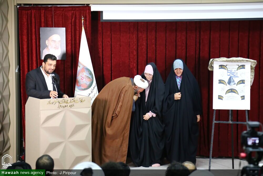 عکس| بوسه یک روحانی به دستان همسرش در مراسم مستند