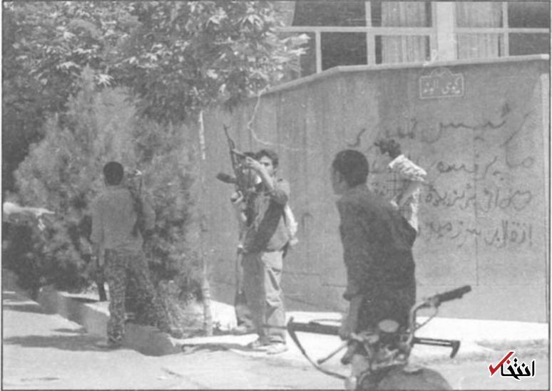 عکس| نیرو‌های سپاه در حال حمله به خانه‌های تیمی منافقین در سال ۱۳۶۰