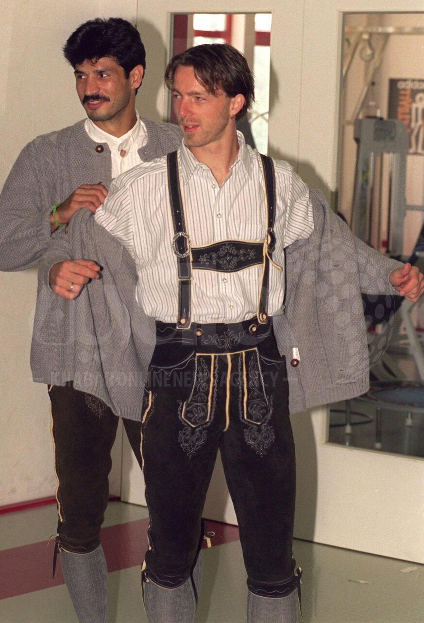 عکس| علی دایی با لباس سنتی باواریایی در مراسم باشگاه بایرن مونیخ ۱۹۹۸