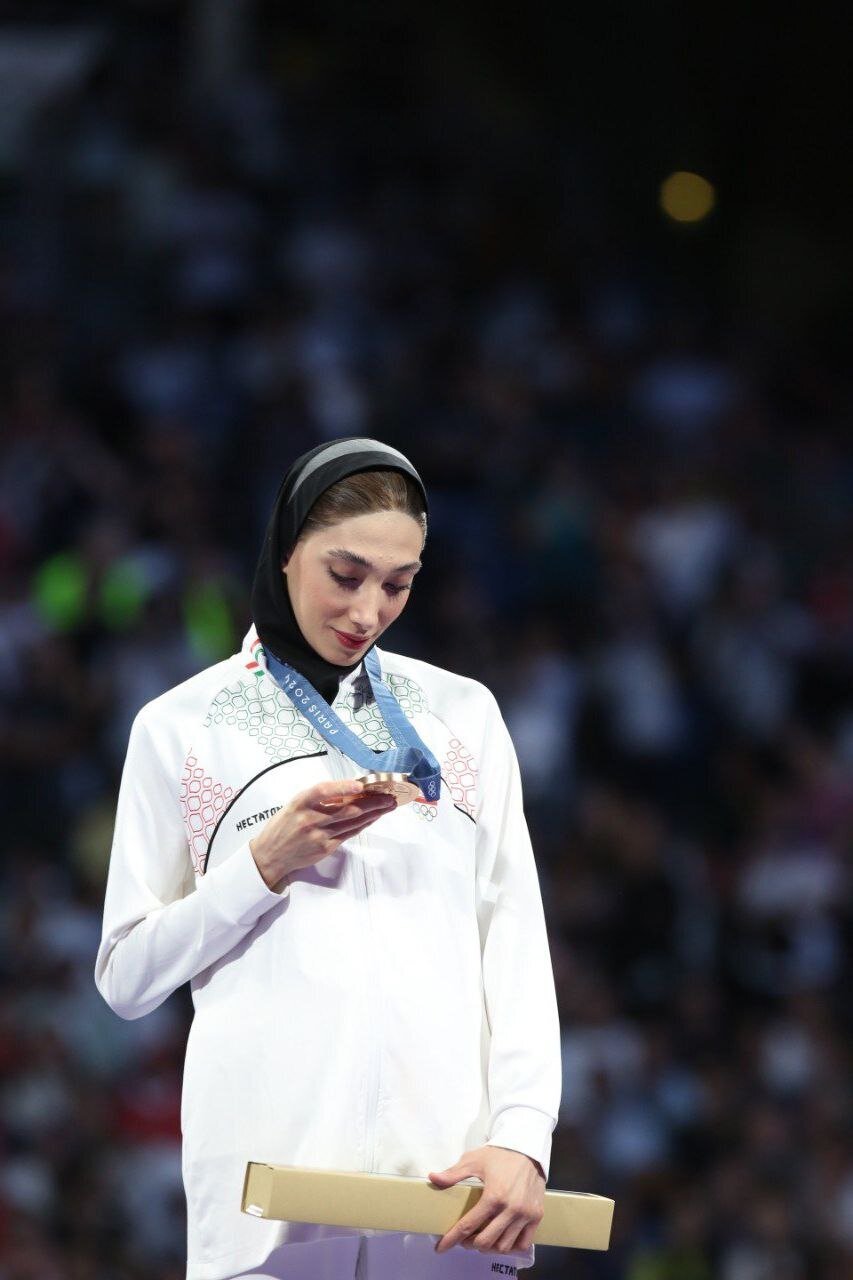 عکس | نگاه عاشقانه مبینا نعمت‌زاده به مدال کسب شده در پاریس