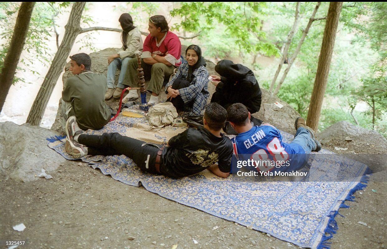 عکس| تفریح چند دختر و پسر در یک دورهمی در دربند، سال ۱۳۸۰