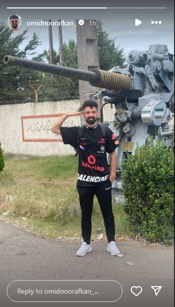 عکس| بمب افکن ملوانی ها با سلام نظامی عکس| بمب افکن ملوانی ها با سلام نظامی