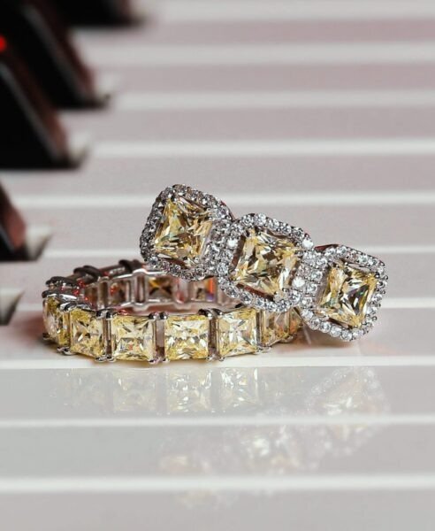 انگشت حلقه دست چپ