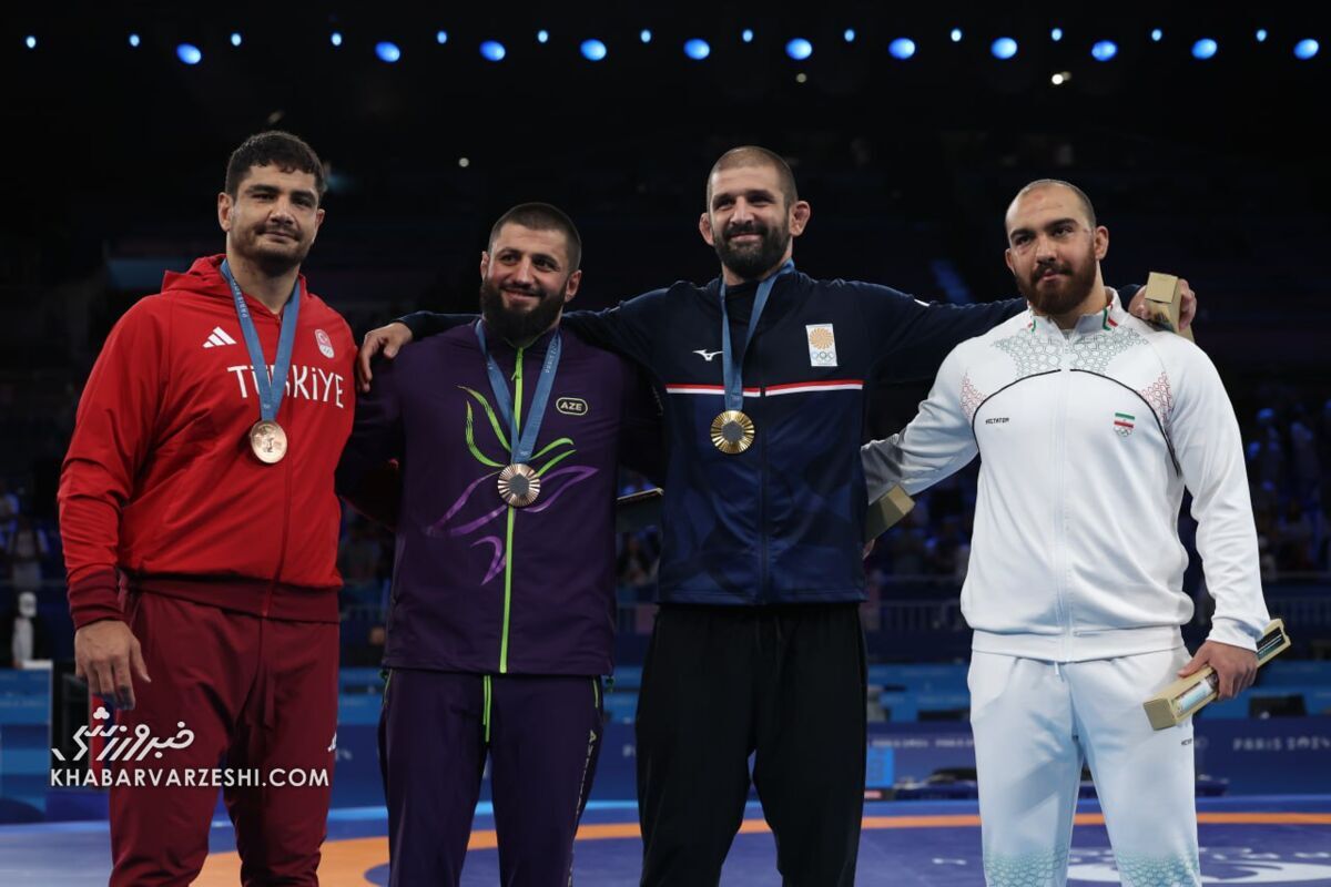 عکس| ناراحتی زارع روی سکوی اهدای جوایز؛ ستاره کشتی ایران نقره را نخواست!