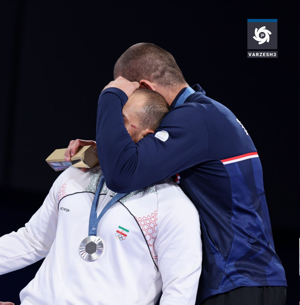 عکس| واکنش گنو پتریاشویلی با امیرحسین زارع پس از کسب مدال طلا عکس| واکنش گنو پتریاشویلی با امیرحسین زارع پس از کسب مدال طلا