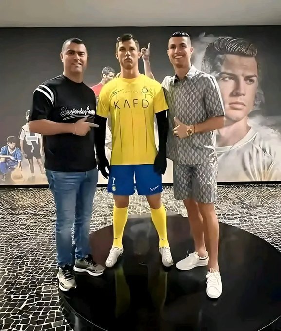 عکس| کریستیانو رونالدو در کنار مجسمهای که چندان به خودش شبیه نیست! عکس| کریستیانو رونالدو در کنار مجسمهای که چندان به خودش شبیه نیست!