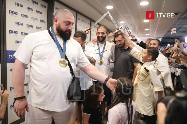 استقبال از پتریاشویلی و تالاخادزه با شمشیر + عکس