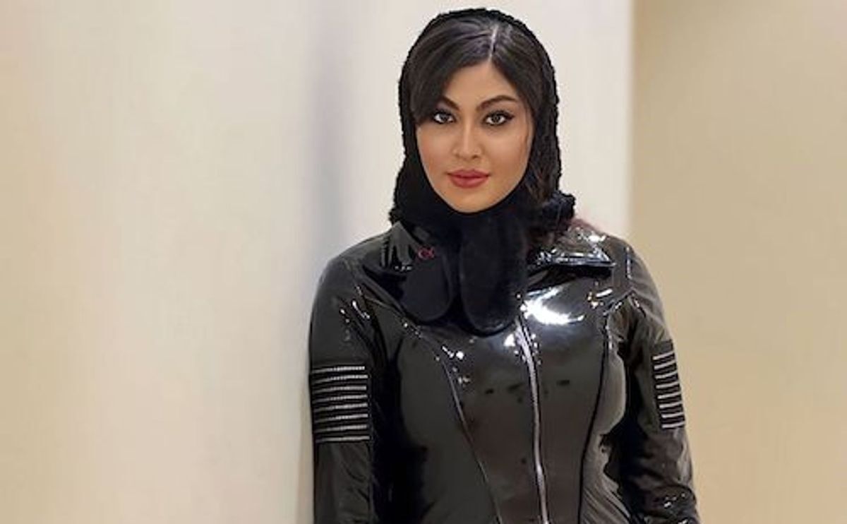 چهره متفاوت مریم مومن با موهای فر و میکاپ غلیظ