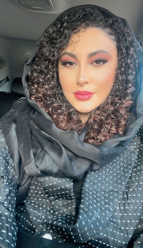 چهره متفاوت مریم مومن با مو‌های فر و میکاپ غلیظ