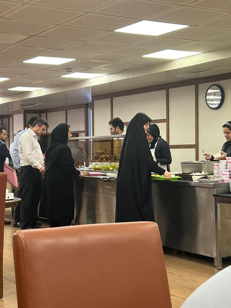 عکس| زهرا پزشکیان در سلف غذاخوری محل کارش