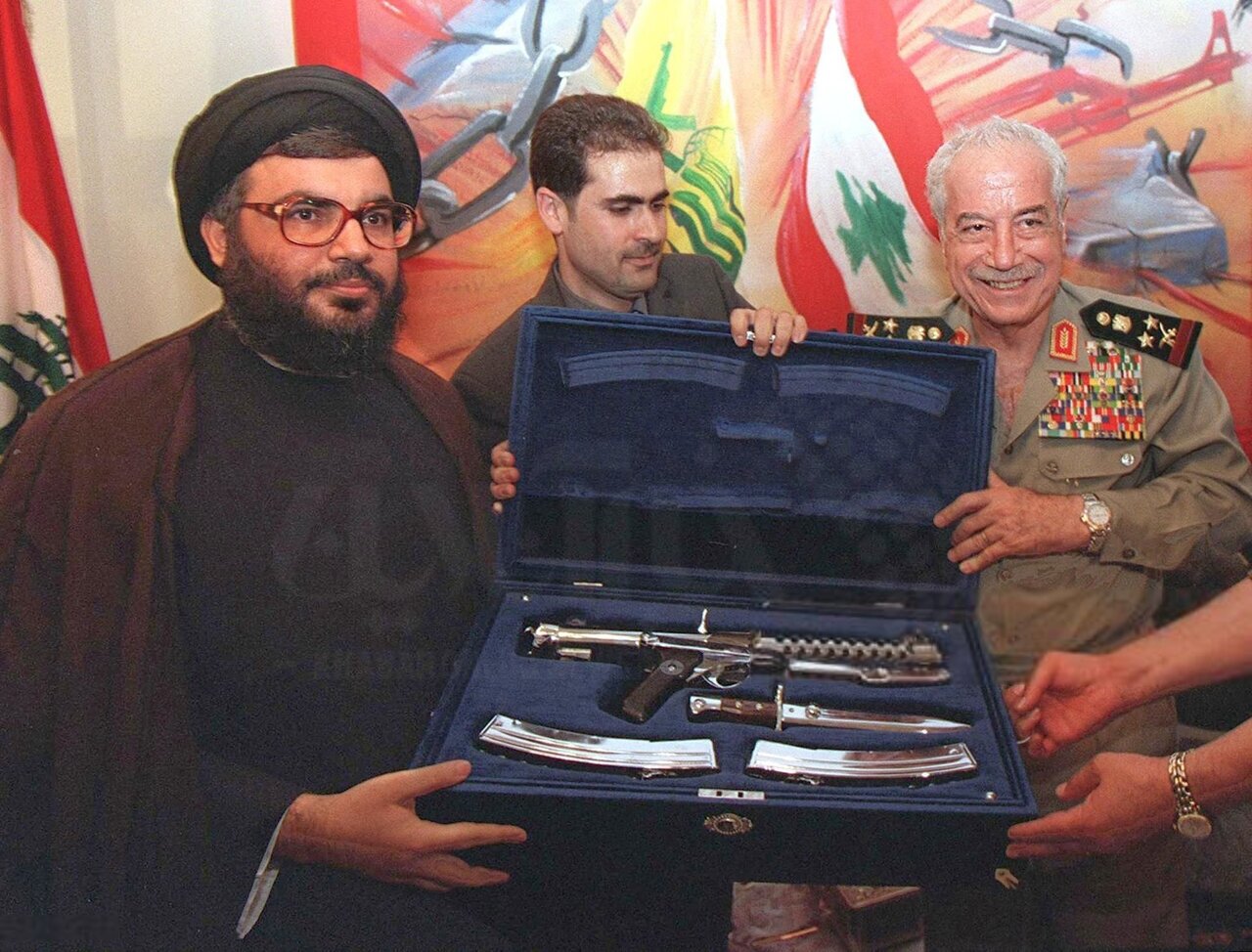 عکس| رونمایی از هدیه یک مقام ارشد نظامی به سیدحسن نصرالله در یک جعبه ویژه