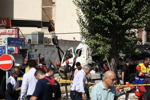 تصادف مرگبار یک کامیون با ۱۱ خودرو در خیابان استخر تهران+ عکس تصادف مرگبار یک کامیون با ۱۱ خودرو در خیابان استخر تهران+ عکس