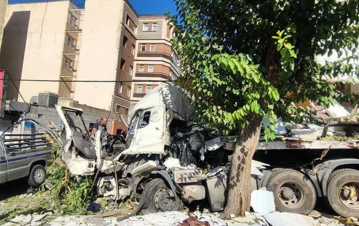 تصادف مرگبار یک کامیون با ۱۱ خودرو در خیابان استخر تهران+ عکس تصادف مرگبار یک کامیون با ۱۱ خودرو در خیابان استخر تهران+ عکس