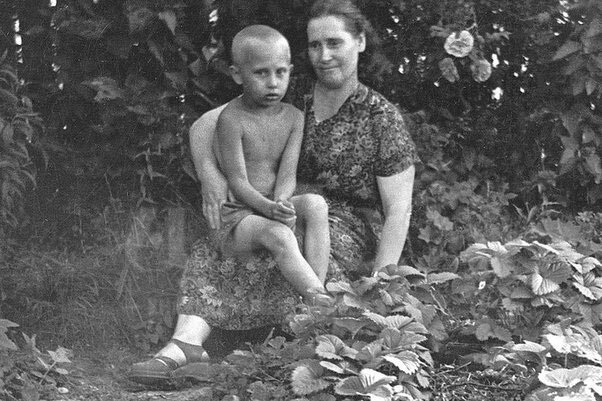 عکس| کودکی ولادیمیر پوتین در آغوش مادرش عکس| کودکی ولادیمیر پوتین در آغوش مادرش