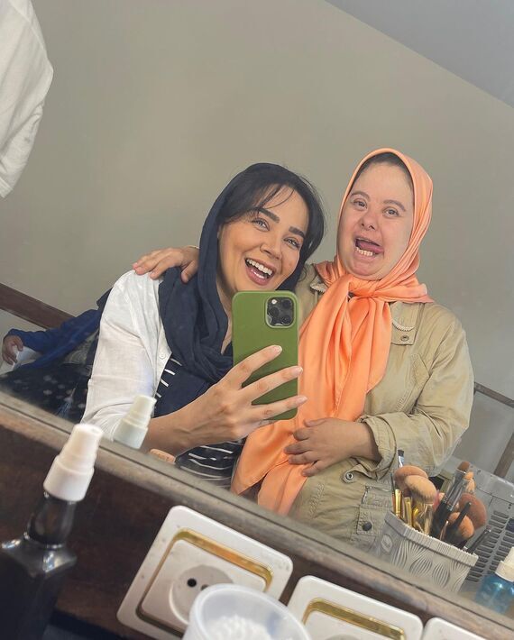 عکس| ندا قاسمی بازیگر سریال «نون خ» به همراه ناهید قهرمانی در اتاق گریم