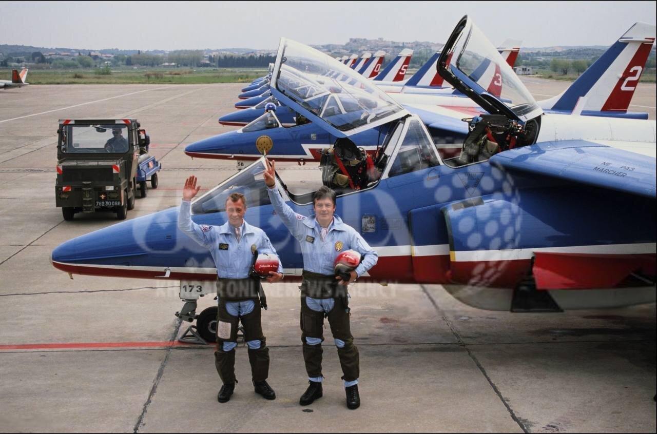 عکس| آلن دلون با لباس خلبانی در کنار هواپیمای جنگنده فرانسه