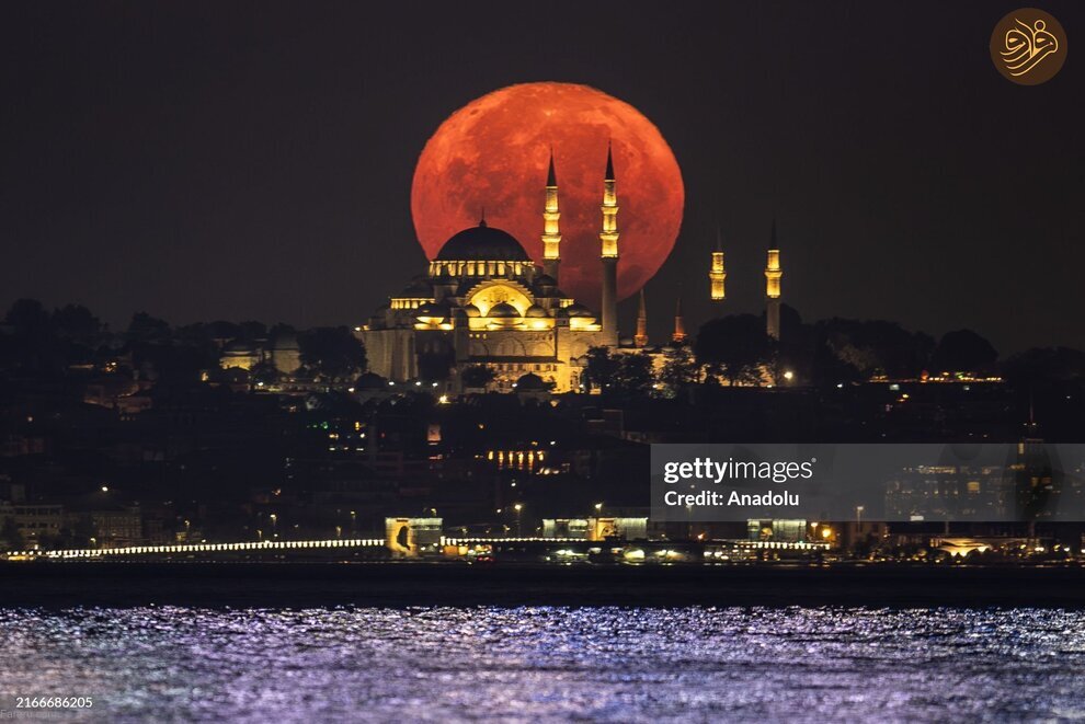 عکس| ماه بر فراز گنبد سلیمانیه؛ لحظه شکار قرص کامل ماه