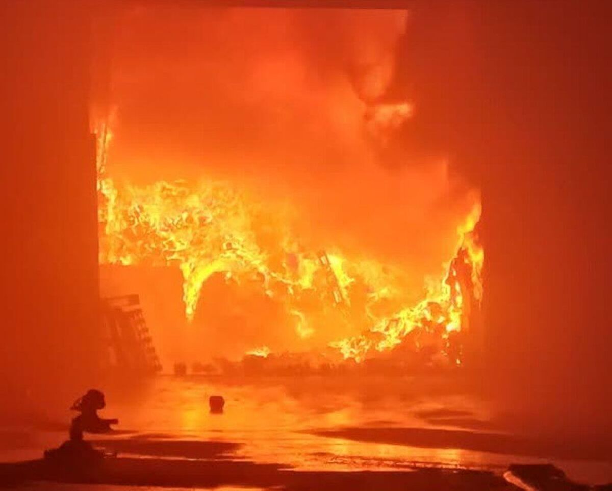 آتش‌سوزی گسترده کارخانه قیام نخ در یزد