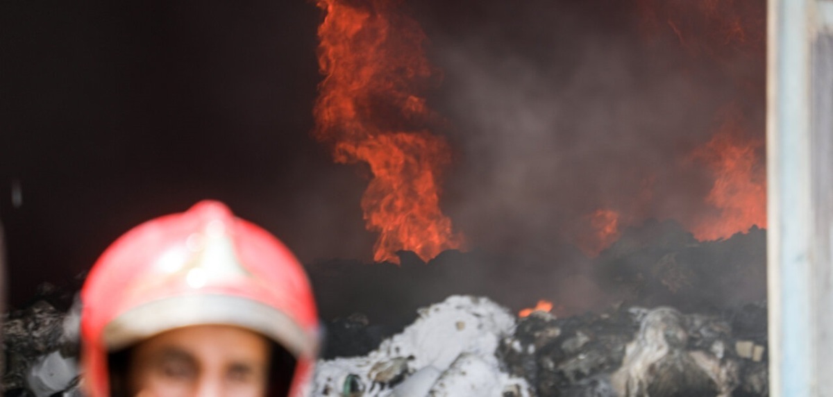 تصاویر| آتش‌سوزی در شهرک صنعتی یزد