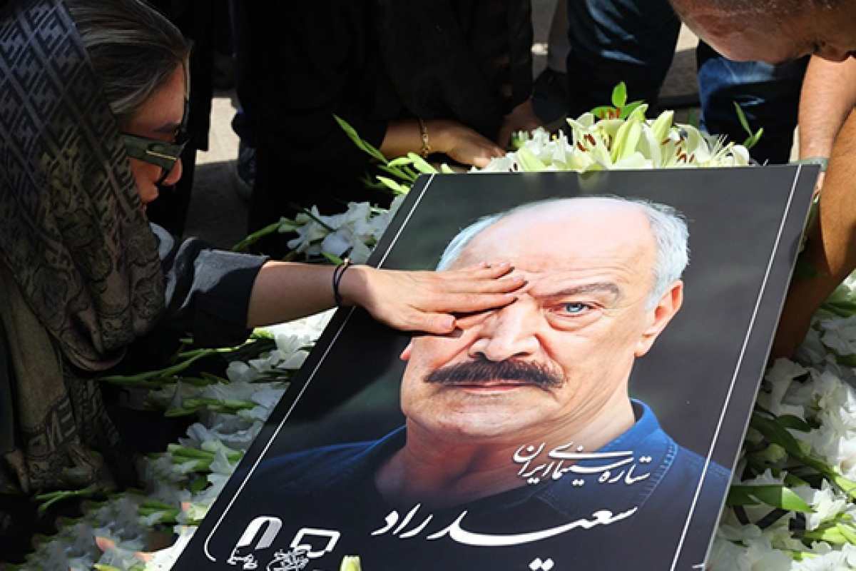 عکس| پدر روح‌الله زم با یک تیپ متفاوت در خاکسپاری سعید راد حضور یافت