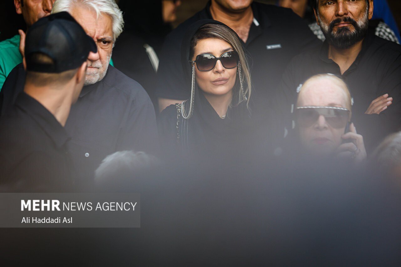 عکس| حضور ساره بیات در مراسم تشییع مرحوم سعید راد