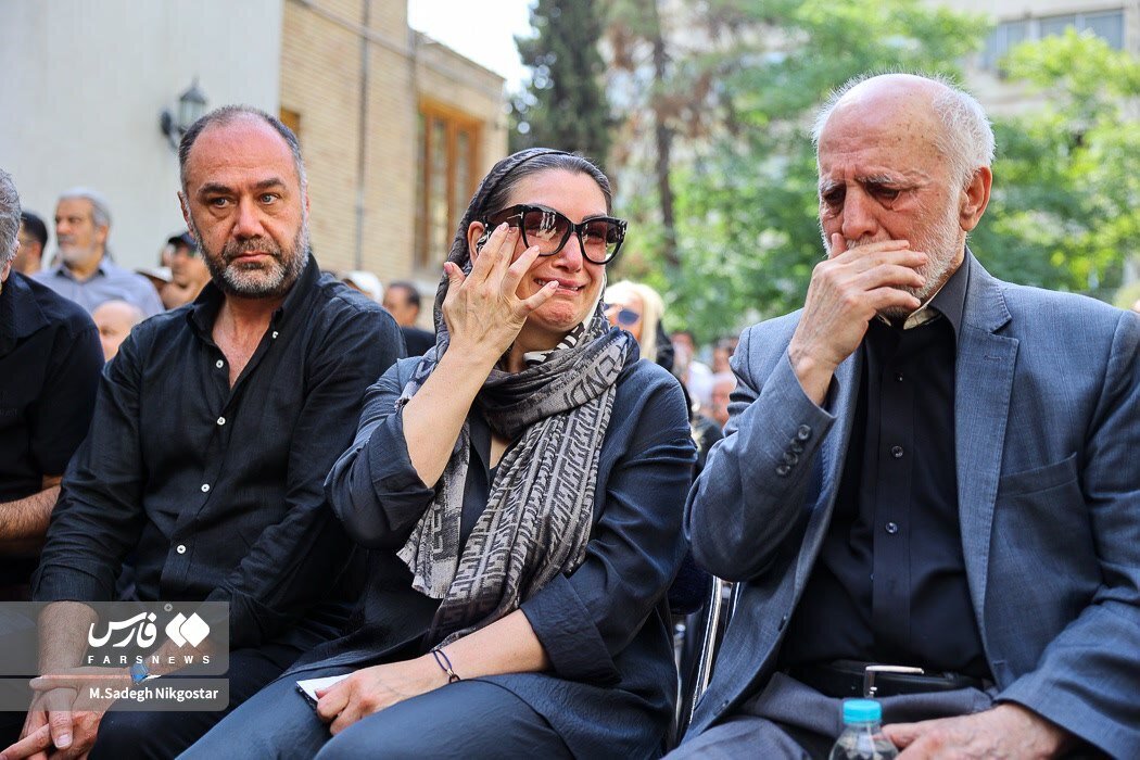 عکس| صحنه‌ای غمگین از محمود خوردبین و دختر سعید راد در مراسم تشییع