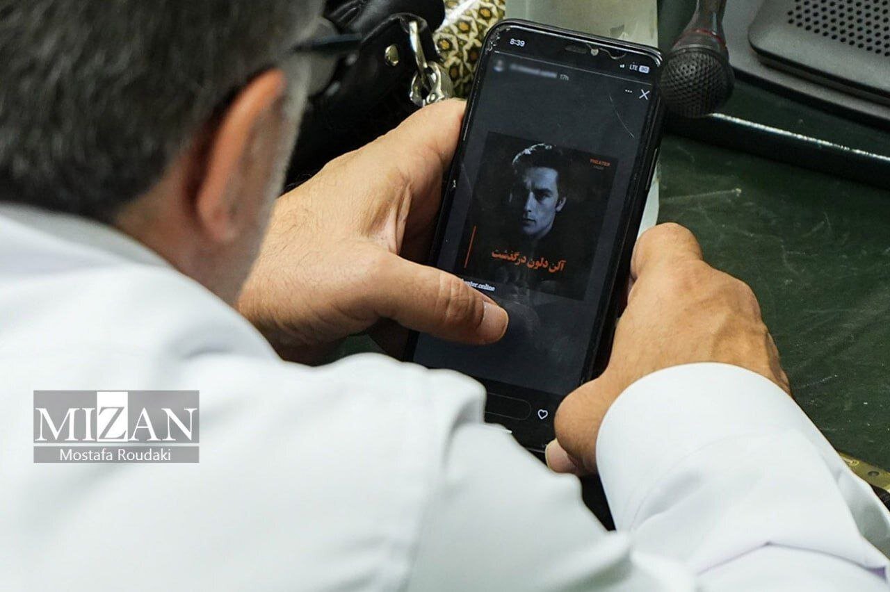 عکس| آلن دلون بر روی صفحه موبایل آقای نماینده