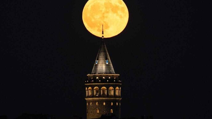 عکس| طلوع ماه کامل آبی در استانبول