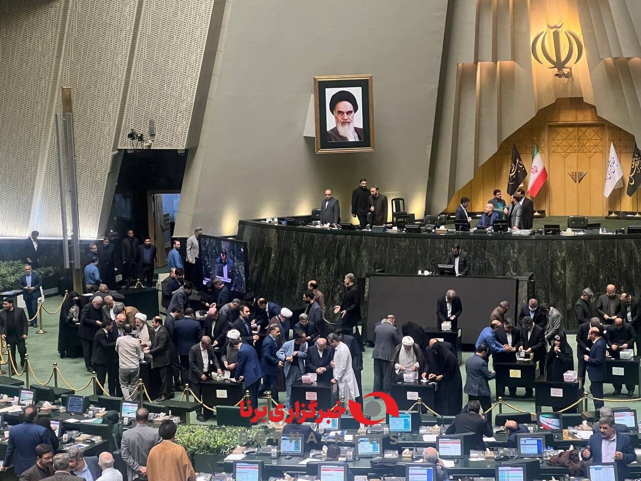 تصویری از ازدحام در صحن مجلس هنگام شمارش آراء تصویری از ازدحام در صحن مجلس هنگام شمارش آراء