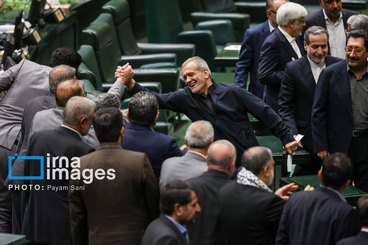 تصویری خاص از رئیسجمهور پس از جلسه رای اعتماد تصویری خاص از رئیسجمهور پس از جلسه رای اعتماد