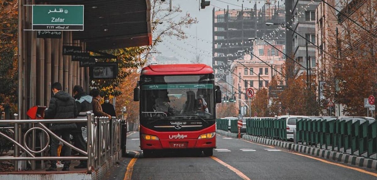 عکس| امکانات ویژه در اتوبوس BRT در تهران؛ شارژ تلفن همراه با USB