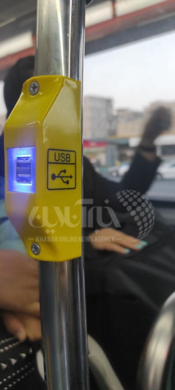 عکس| امکان ویژه در اتوبوس BRT در تهران؛ شارژ تلفن همراه با USB